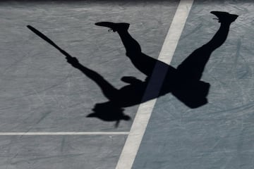 Original fotografía en la que se aprecia la sombra sobre la pista de la tenista suiza Belinda Bencic haciendo un saque durante su partido de segunda ronda del Abierto de Australia contra la estadounidense Amanda
Anisimova. El partido lo ganó la jugadora americana (6-2, 7-5).