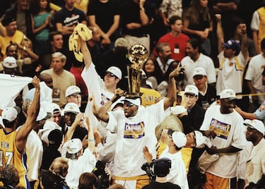 A Phil Jackson le gustaba tener veteranos de lujo que le ayudaran a mantener la química grupal y que ejercieran de mentores de los más jóvenes. Cuando llegó a los Lakers en 1999, llenó el equipo de los mismos: AC Green, Ron Harper… y John Salley, que había ganado dos anillos con los Bad Boys de Detroit y otro más con los Bulls del 72-10 antes de pasar, primero por Grecia y luego por la retirada. Regresó para jugar en los primeros Lakers campeones de Shaq y Kobe. Su protagonismo fue irrisorio, pero se convirtió en el primer jugador de la historia en ganar el anillo con tres equipos distintos. Luego llegó Robert Horry, su compañero ese año. También Danny Green. Y LeBron James, claro. Palabras mayores.