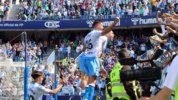 Los jugadores del Mñalaga festejan su gol al Intercity.