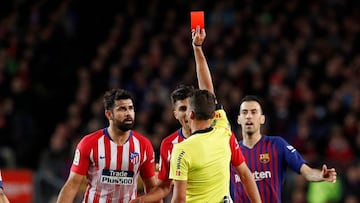 Soccer Football - La Liga Santander - FC Barcelona v Atletico Madrid - Camp Nou, Barcelona, Spain - April 6, 2019 Atletico Madrid's Diego Costa is shown a red card by referee Jesus Gil Manzano REUTERS/Albert Gea