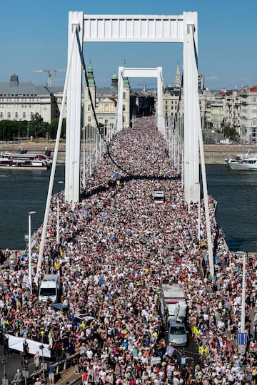 Multitudinaria manifestación en Budapest. El primer ministro de Hungría prohibió el evento con amenazas de “consecuencias legales” para aquellos que participaran en la marcha, mientras que el alcalde de Budapest ha animado a los ciudadanos a acudir.