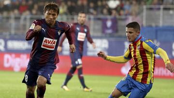El centrocampista japonés del Eibar Takashi Inui pelea un balón con el centrocampista macedonio del Levante Enis Bardhi.