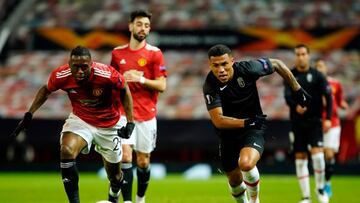 Machís lucha por el balón ante la presencia de Wan-Bissaka.