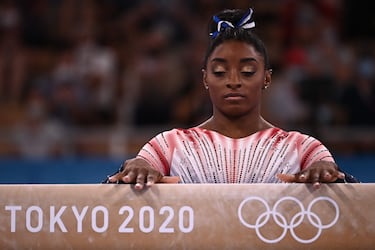 La gimnasta estadounidense manifestó en los Juegos Olímpicos de Tokio 2020 que vivía confrontando los demonios de su cabeza cada vez que salía al tapiz. Tras confesar los abusos sufridos por el doctor Larry Nassar también dio a conocer que sufría depresión. Decidió darse tiempo para trabajar por su bienestar. 