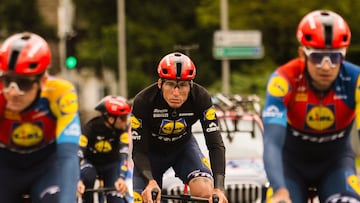 Aleix Espargaró en la bici junto a su equipo, el Lidl Treck.
