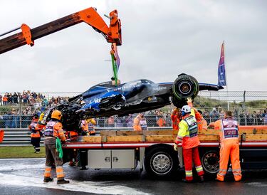 La FP3 del GP de Países Bajos de Fórmula 1 2024 se detuvo con bandera roja tras un brutal accidente de Logan Sargeant con el Williams. Logan Sargeant perdió el control de su coche en la curva 4, pisando la hierba de la parte derecha y saliendo disparado y muy rápido contra el muro.