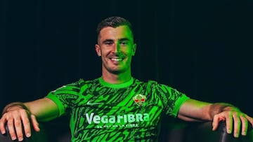 Oficial: Iñaki Peña renueva con el Barça y ficha por el Elche