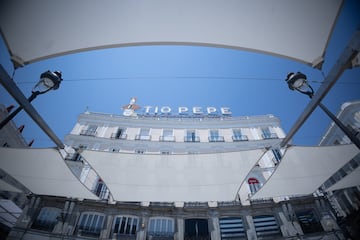Toldos instalados por el Ayuntamiento de Madrid en la Puerta del Sol. El Ayuntamiento de Madrid defiende la instalación de toldos desmontables en la Puerta del Sol, argumentando que es un Bien de Interés Cultural (BIC) donde no se pueden plantar árboles ni instalar estructuras permanentes.
02 JULIO 2025
Eduardo Parra / Europa Press
02/07/2025