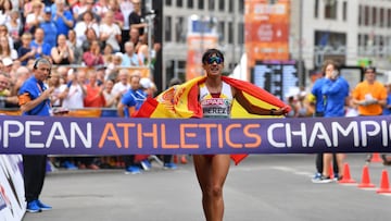 María Pérez en el momento exacto de cruzar la línea de meta de los 20km marcha de los Europeos de Berlín.