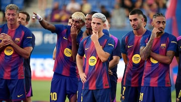 (From L) Barcelona's Polish forward #09 Robert Lewandowski, Barcelona's Spanish forward #10 Lamine Yamal, Barcelona's Spanish defender #03 Alex Balde, Barcelona's Spanish midfielder #06 Pablo Gavi, Barcelona's Spanish forward #07 Ferran Torres and Barcelona's Brazilian forward #11 Raphinha are pictured before the 60th Joan Gamper Trophy football match between FC Barcelona and Como 1907 at Johan Cruyff Stadium in Barcelona on August 10, 2025. (Photo by Josep LAGO / AFP)