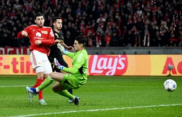 1-0. Frederik Ronnow, en la siguiente jugada al penalti fallado por Luka Modrik, saca en largo, falla estrepitosamente David Alaba, el balón queda muerto para Kevin Volland y supera en el mano a mano a Kepa Arriazabalaga.