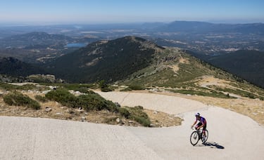 La subida termina en 2.251 metros, una de las joyas de la sierra de Guadarrama. No es una ascensión habitual para los cicloturistas (sí para los montañeros y gente que practica senderismo) ya que es una zona protegida y con una carretera diferente a la de los numerosos puertos que rodean la zona.