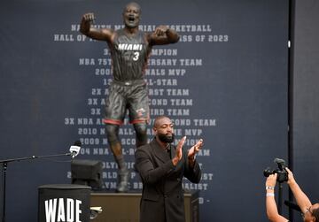 Oscar León y Omri Amrany, han sido los autores de la estatua de Wade que estará a las afueras del pabellón de los Miami Heat. En la imagen se puede ver al exjugador haciendo una famosa celebración después de anotar un lanzamiento ganador, señalando el parqué como queriendo decir "esta es mi casa". Wade jugó en Miami 15 temporadas ganando tres anillos (2006, 2012 y 2013), siendo MVP de la final en el primero, fue 13 veces All Star y estuvo en ocho ocasiones en los mejores quintetos de la NBA. El año pasado fue incluido en el Hall of Fame.