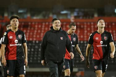 Burgos había comenzado su carrera como entrenador en las filas del Carabanchel, un equipo histórico del fútbol madrileño. Como primer entrenador de un equipo de Primera ha sido en Argentina donde empezó su carrera. Lo inició en Newell’s el pasado mes de marzo, pero apenas dos meses después abandonaba de mutuo acuerdo con la entidad leprosa el banquillo rojinegro.