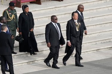 El presidente de Sierra Leona, Julius Maada Bio, llega al funeral del papa Francisco en la Plaza de San Pedro del Vaticano