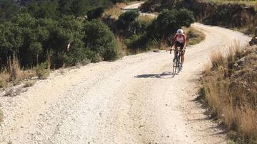 Thomas De Gendt rueda por los tramos de gravilla de la zona incluida dentro de la iniciativa Montañas Vacías.