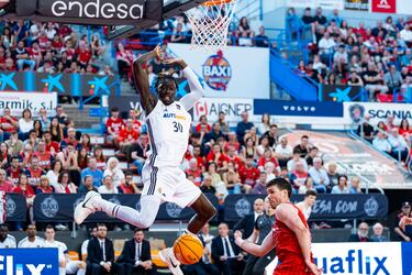 La canasta ganadora de Llull mantiene a salvo las rachas