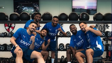 Varios jugadores del Al Hilal posan en un gimnasio.