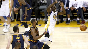 Draymond Green recibe una falta de Tristan Thompson durante el primer partido de las Finales de la NBA.