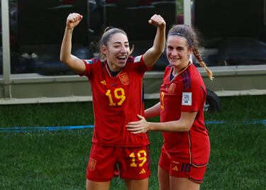 Olga Carmona y Teresa Abelleira celebran el pase a semifinales del Mundial.