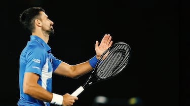 Novak Djokovic felicita a Carlos Alcaraz tras un punto del tenista español.