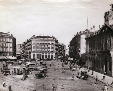 Céntrica y siempre bulliciosa, la Puerta del Sol se ha convertido en uno de los mayores emblemas de la ciudad. Lugar de encuentro de madrileños y visita obligada para todos los turistas. Su famoso reloj de la Casa de Correos (sede de la Comunidad de Madrid) marca las doce campanadas del nuevo año ante miles de personas que se congregan allí. Su historia comenzó con la construcción de la Casa de Correos a mediados del siglo XVIII. Un siglo más tarde, entre 1857 y 1862, la Puerta del Sol tomó su forma definitiva. Entre sus elementos ornamentales y edificios representativos principales se encuentra la placa del kilómetro cero, la estatua del Oso y el Madroño, su cartel del ‘Tío Pepe’ y la estatua ecuestre de Carlos III.