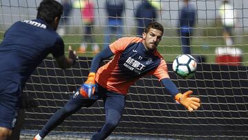 Javi Varas, durante un entrenamiento con el Granada.