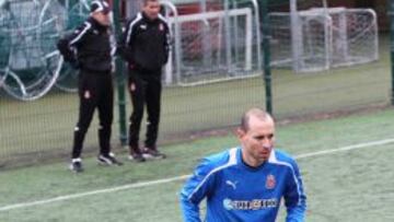 Aguirre observa a Petrov en un entrenamiento de esta semana, en Sant Adrià.