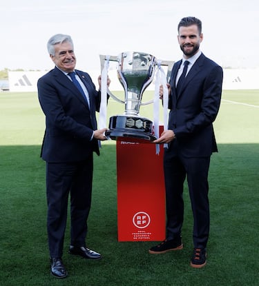 Pedro Rocha le entrega el título liguero a Nacho, capitán del Real Madrid.