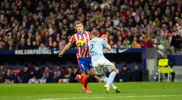 El jugador del Atlético de Madrid, Sorloth, marca el 1-1 al Celta de Vigo. 
