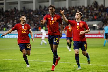 0-1. Yamine Lamal celebra el primer gol que marca en el minuto 4 de partido.