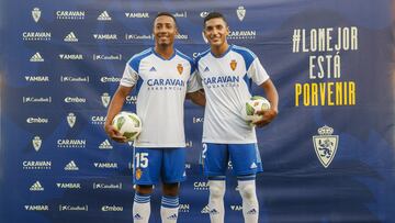 ZARAGOZA, 01/09/2022.- Jairo Quinteros (i) y Gabriel Fuentes (d), defensas boliviano y colombiano, respectivamente, firman unos balones durante su presentación hoy jueves como nuevos fichajes del Real Zaragoza en el estadio de La Romareda. EFE/Javier Cebollada