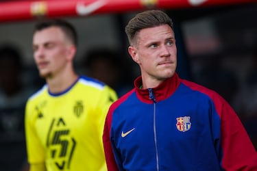 Lo que empezó como una ausencia por lesión terminó en una ruptura pública con el club. Tras negarse a firmar el informe médico que el Barça debía enviar a LaLiga para poder inscribir a Joan Garcia, el club le abrió un expediente disciplinario y le retiró la capitanía de forma provisional. Pero el conflicto venía de antes: su operación, el fichaje de Szczesny, la negativa de Flick a alinearlo en Champions, y un desencuentro con Flick y Laporta por su comportamiento y declaraciones lo fueron aislando. En la celebración de Liga se negó a hablar ante la afición y no viajó a Milán para apoyar al equipo en semifinales a diferencia de otros compañeros como Jules Koundé, que aunque también lesionado, decidió viajar a Milán. La gota final cayó cuando el guardameta alemán comunicó su baja por tres meses, contradiciendo al club, que necesitaba al menos cuatro para activar el fichaje de Garcia. A ojos de la directiva, Ter Stegen está traicionando a la entidad blaugrana, y por ello, decidieron retirarle la capitanía a favor de Ronald Araujo.
