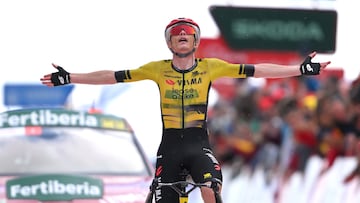 Jonas Vingegaard celebra su victoria en Valdezcaray, meta de la novena etapa de la Vuelta a España 2025.