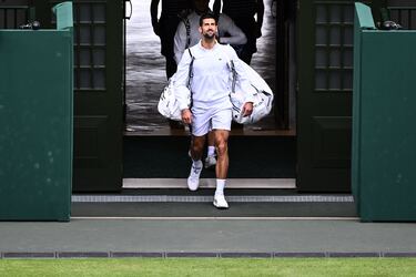 Novak Djokovic camina hacia el terreno de juego desde el tunel de vestuarios para disputar su 9ª final de Wimbledon.