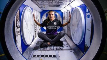 Marta, jugadora del Orlando Pride, en una nave espacial.