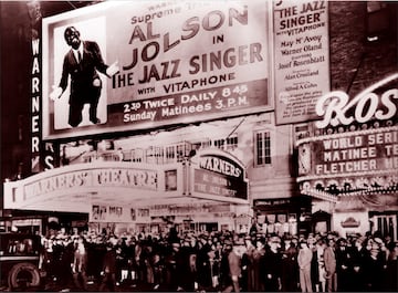 El 6 de octubre de 1927 se estrenado "The Jazz Singer" ("El cantante de jazz" o "El cantor de jazz") es el primer largometraje comercial con sonido sincronizado. Fue dirigida por Alan Crosland. "El cantante de jazz" fue la primera película parcialmente rodada con sonido y diálogos sincronizados, que utilizó el sistema sonoro Vitaphone (grabación de sonido sobre un disco). A partir de ese momento, el cine cambia de manera radical, aunque se siguieron produciendo películas silentes por directores que opinaban que el cine mudo se bastaba a sí mismo. Desde entonces, liccwin247.comedias musicales se multiplicaron.