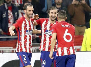 Simeone dirigió a otros 14 jugadores centenarios del club, aunque en el caso de Perea (314), Antonio López (284), Assunção (147) o Domínguez (120) fue de refilón. Pero varios de los grandes emblemas del club han vivido su gran crecimiento con el Cholo en el banquillo y han jugado más de 100 partidos bajo su mando. El mejor ejemplo, el de un Koke que con 490 partidos es el segundo futbolista de la historia que más veces ha vestido la rojiblanca y el único que ha vivido toda la etapa del cholismo, disputando 453 encuentros para el técnico. Godín (389 partidos, 344 con Simeone), Gabi (417 partidos, 329 con Simeone), Juanfran (355 partidos, 323 con Simeone), Filipe (333 partidos, 273 con Simeone), Diego Costa (216 partidos, 178 con Simeone), Fernando Torres (404 partidos, 160 con Simeone), Tiago (228 partidos, 151 con Simeone), Raúl García (329 partidos, 150 con Simeone) y Mario Suárez (186 partidos, 127 partidos) son las otras leyendas del técnico argentino.