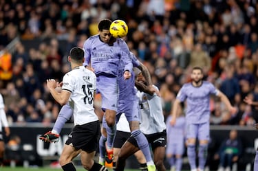 Minuto 98, córner que lanza Modric, despeja el portero del  Valencia, controla el balón Brahím Díaz en la frontal, se va a la banda derecha, centra y Bellingham remata de cabeza superando a Giorgi Mamardashvili.