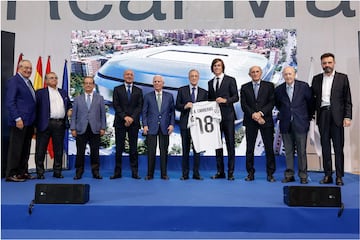 Álvaro Carreras posa con Florentino Pérez y la junta directiva del Real Madrid.