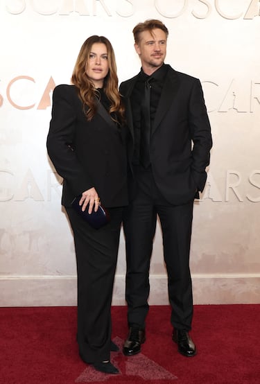Tatiana Pajkovic y Boyd Holbrookk posan en la alfombra roja del Dolby Theatre.