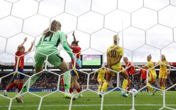 Otra vez en un saque de esquina. Otra vez Pina al segundo palo para Paredes. La central vuelve a ganar el salto, pero no para rematar. Devuelve el balón al área pequeña y, tras varios rebotes, le cae el balón a Mariona, que no perdona.