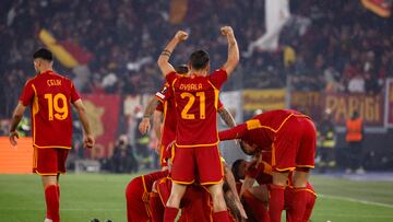 Rome (Italy), 18/04/2024.- AS Roma's Paulo Dybala (C) celebrates with teammates after scoring the 2-0 lead during the UEFA Europa League quarter-finals, 2nd leg soccer match between AS Roma and AC Milan in Rome, Italy, 18 April 2024. (Italia, Roma) EFE/EPA/FABIO FRUSTACI