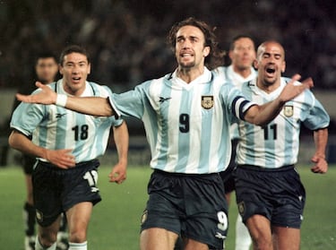 Batigol fue uno de los fenómenos del fútbol que se reunieron en Italia en la década de los 90. El delantero argentino fue el capocannionere de la 94/95 con 26 goles y ganó títulos tanto con la Fiorentina, donde más brillo, y con la Roma. Con la albiceleste también dejó tantos marcando 54 en 78 internacionalidades. Un puro nueve. Palmarés: Dos Copas América, una Liga italiana, una Copa de Italia, dos Supercopas de Italia, una Serie B, una Liga Argentina, una Copa Confederaciones.