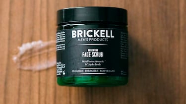 La crema exfoliante facial para hombre que deja la cara suave y limpia