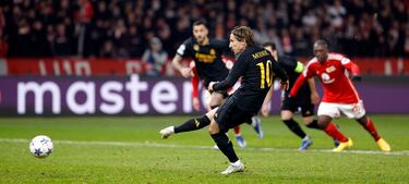 Luka Modric lanza el penalti al centro de la portería y el portero del Union, Frederik Ronnow, para el balón la pierna izquierda.