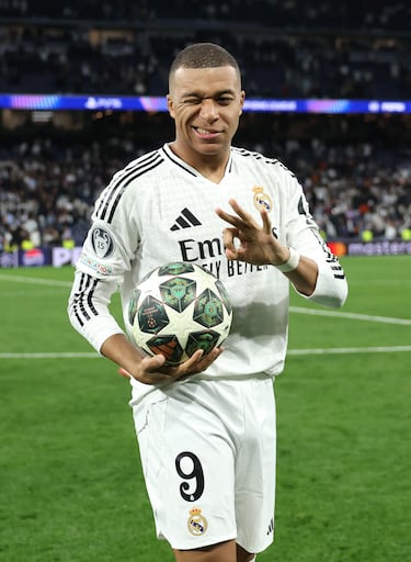 Kylian Mbappé con el balón de su hat trick tras finalizar el partido.