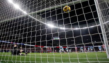 El jugador del Celta, Iago Aspas, marca el 0-1 de penalti al Atlético de Madrid.