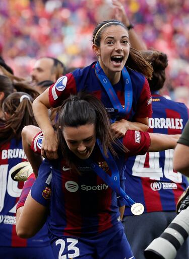 Las jugadoras Ingrid Engen y Aitana Bonmatí celebran la Champions. 