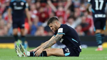 Athletic Bilbao's Spanish midfielder #08 Oihan Sancet reacts before leaving the pitch injured during the second of two pre season friendly football matches between Liverpool and Athletic Bilbao at Anfield in Liverpool, north west England on August 4, 2025. (Photo by Darren Staples / AFP)